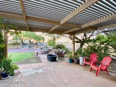 SE MAIN HOUSE PATIO