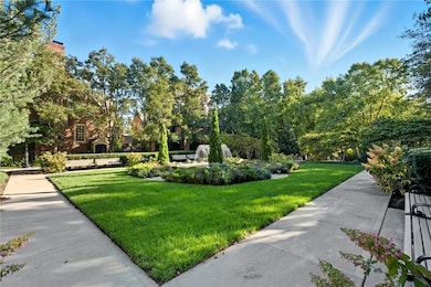 Kirkwood Circle unit 805, Kansas City, MO 64112 - photo 2