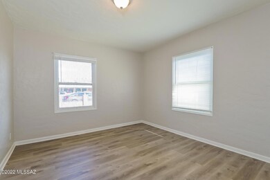 006-photo-primary-bedroom-10506599