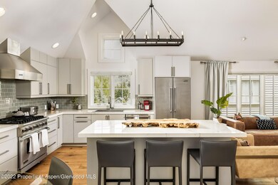 332 Kitchen /Living