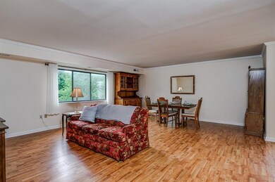 Open floorplan, with laminate hardwood floors inst