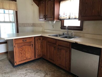 911 Denman Ave, Coshocton, OH 43812 - photo 2