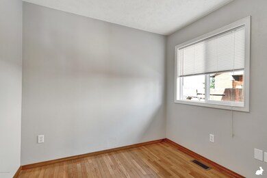 Bedroom/ Office