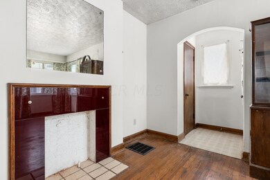 701 S hague-15