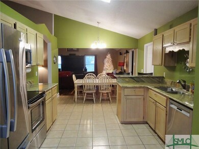 KITCHEN/BREAKFAST AREA