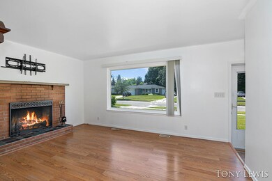 Living room w/picture window