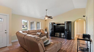 858 SE Kendell-5