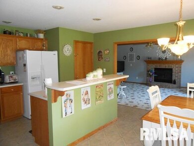 3213 Fieldcrest Dr, Davenport, IA 52806 - photo 2