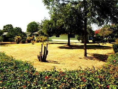Neatly trimed rear hedges provides privacy from no
