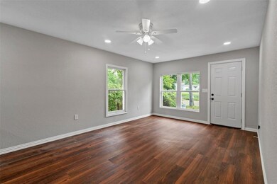 910 W Hanna St, Denison, TX 75020 - photo 2