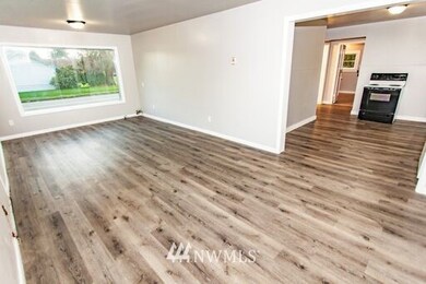 1102 Cedar St, Raymond, WA 98577 - photo 4