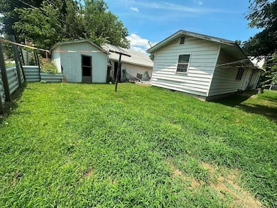 414 E Oklahoma St, Hennessey, OK 73742 - photo 4