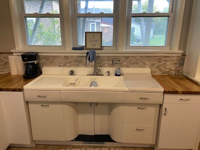 109 W Melendy St, Ludington, MI 49431 - photo 5