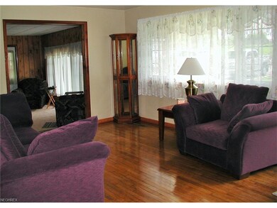Living room that is high lighted by very nice hard