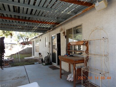 Large covered patio for entertaining and family BB