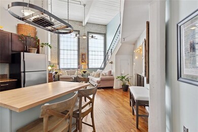 The kitchen with its practical island with lots of
