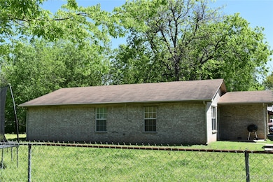 708 W Sterrett St, Hugo, OK 74743 - photo 3