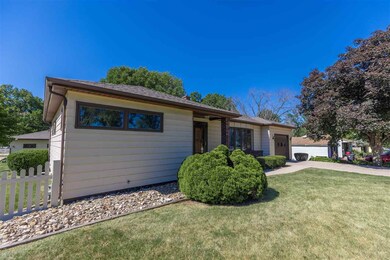 2023 Maplewood Dr, Cedar Falls, IA 50613 - photo 2