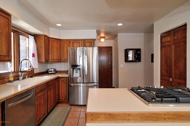 Open Kitchen w/Bar