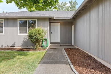 881 Westrop Dr, Central Point, OR 97502 - photo 2