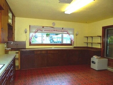 SPACIOUS KITCHEN