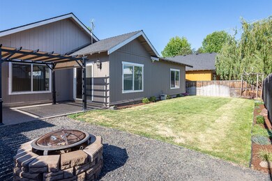 2118 NW Cedar Ave, Redmond, OR 97756 - photo 3