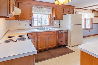 27 Oakcrest Cir, Methuen, MA 01844 - photo 4