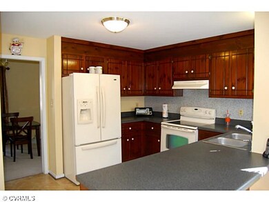 Kitchen - Kitchen has both a breakfast nook and a 