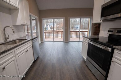 334 Somerset Dr, East Stroudsburg, PA 18301 - photo 4