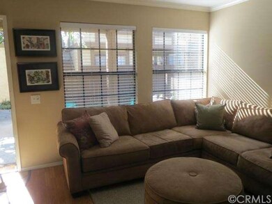 Bright Living Room Overlook the Garden. 
