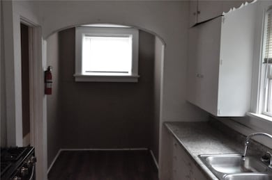 1411 1st St SW, Cedar Rapids, IA 52404 - photo 2