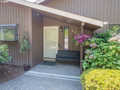 2267 Ridgeway Dr, Eugene, OR 97401 - photo 2