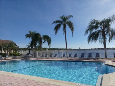 COMMUNITY POOL LAKESIDE