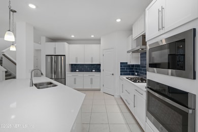 Stunning Kitchen w Quartz Counters!
