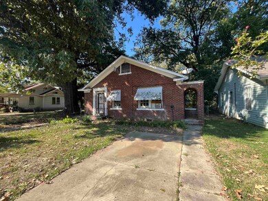 View of front of property featuring a front yard