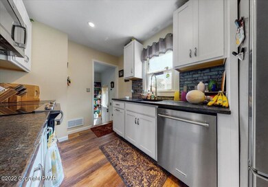 1566 Eastwood Dr, Bethlehem, PA 18018 - photo 5