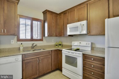 2568 Fox Ridge Ct unit 31, Woodbridge, VA 22192 - photo 4