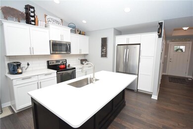 Gorgeous kitchen w/backsplash & pantry