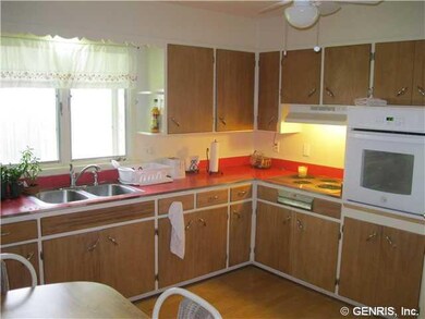 Kitchen Great eat in Kitchen with buit ins