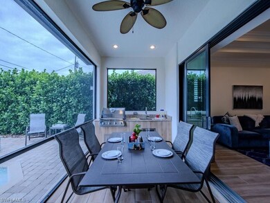 Sunroom / solarium featuring sink and ceiling fan