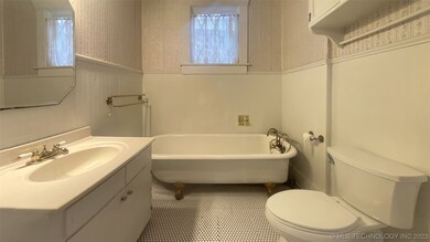 323 E Adams Ave, McAlester, OK 74501 - photo 6