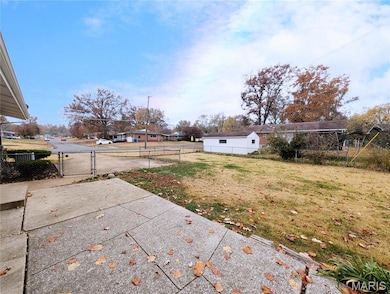 1305 Burning Tree Dr, Florissant, MO 63033 - photo 3