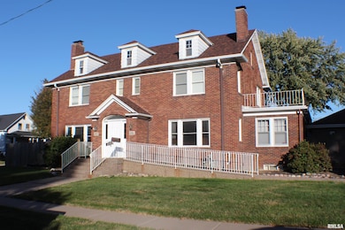 2761 Scott St, Davenport, IA 52803 - photo 2