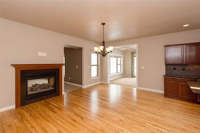 Dining Area - fireplace is back to back with livin