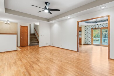 6-web-or-mls-20673 Lawrence 2170, Aurora