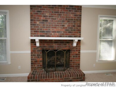 Masonry Fireplace w Gas Logs