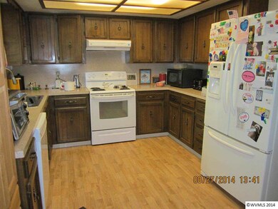 Newer appliances, sink and faucet