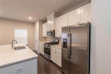 Stainless appliances, gas cooking, soft close draw