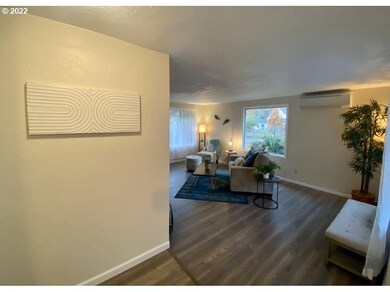 Living Room/Entrance