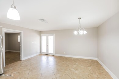 006-photo-dining-room-13820560